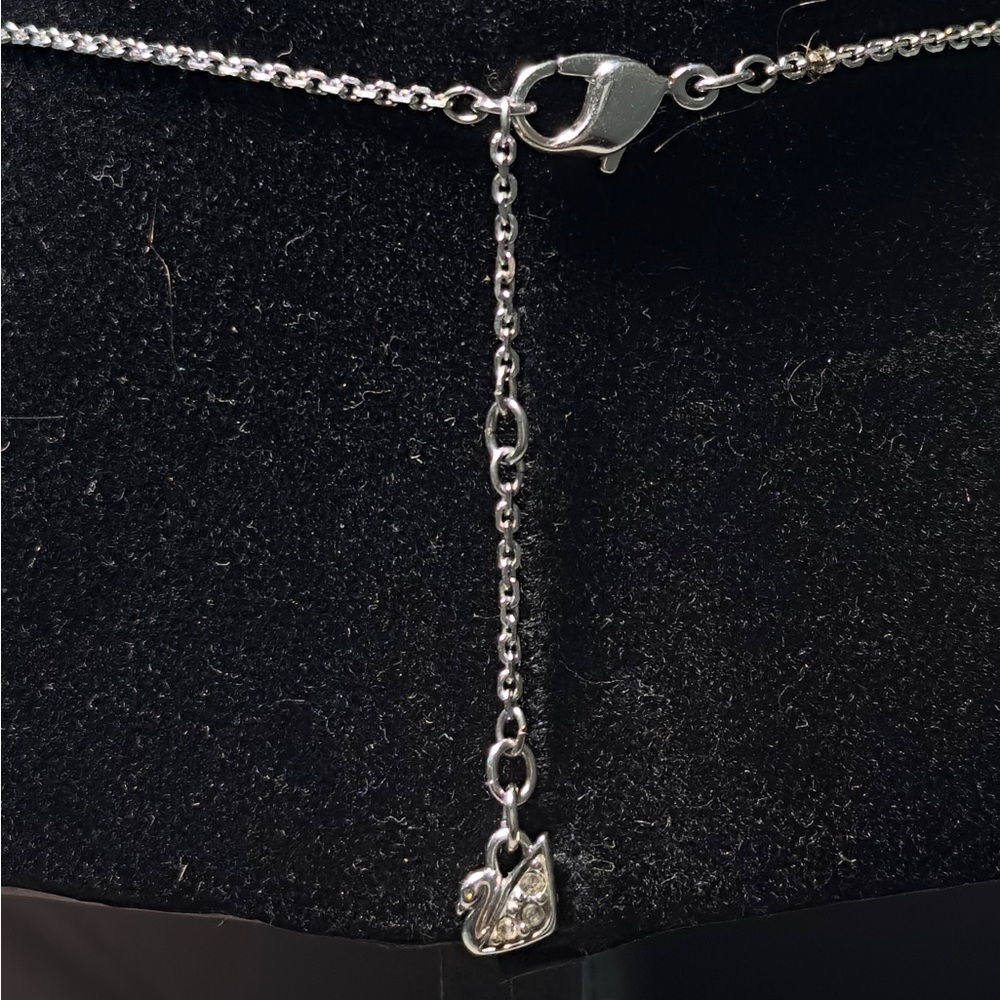 Elegant SWAROVSKI Silver Heart Necklace and Earring Set - Picture 4 of 5
